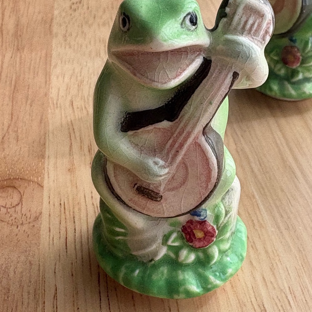 Green Ceramic Frog vintage shaker with Guitar - hand painted Japan